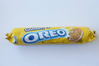 KYIV, UKRAINE - 20 Nisan 2024 Oreo Golden Çıtır Kurabiye Paketleri. Oreo markası, Mondelez International adlı Amerikan şirketine ait.