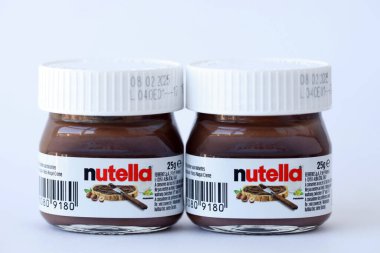 KYIV, UKRAINE - 20 Nisan 2024 Mini Nutella 25g kavanozu