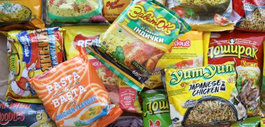 KYIV, UKRAINE - 20 Nisan 2024 Çeşitli markalar ve üreticiler tarafından hızlı pişirilmek üzere birçok hazır erişte paketi