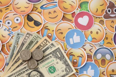 KYIV, UKRAINE - 20 Nisan 2024 dolar para ve Emoji sarı yüzlü büyük çıkartmalar. Sm kavramı, smo sosyal medyada yükseltmek için ödeme yaptı. Geribildirim ve ödenmiş sahte tepkiler