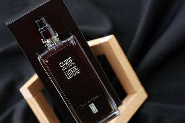 KYIV, UKRAINE - 20 Nisan 2024 Serge Lutens Ecrin de Fumee parfümü. Serge Lutens, Fransız parfüm üreticisi. Genellikle kendi adını taşıyan moda evi parfüm şirketi ile tanınır.