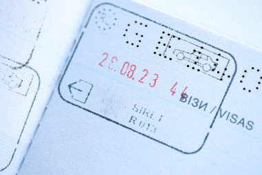 KYIV, UKRAINE - 20 Nisan 2024 Vizeli yabancı pasaport, Türkiye sınır damgalı, ülkelere giriş izni, dünyayı dolaşma kavramı, gezginlerin kimlik belgesi