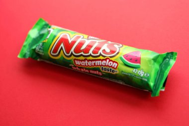 KYIV, UKRAINE - 20 Nisan, 2024 Nuts karpuz tadı Nestle şirketi tarafından üretilen çikolata. Fındıklı küçük çikolata ve renkli ambalajlı fındık.