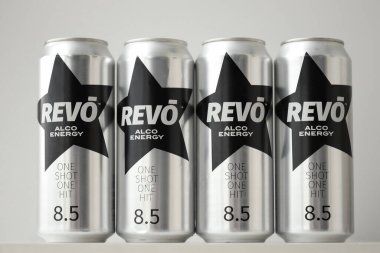 KYIV, UKRAINE - 20 Nisan 2024 Revo alco enerji içeceği yeni tasarımda siyah yıldızlı logo yakın plan
