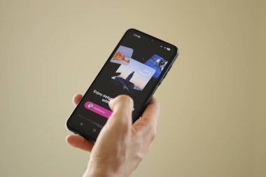 KYIV, UKRAINE - 20 Haziran 2024 Whee, arkadaşlar ve aboneler arasında fotoğraf paylaşımı için Asyalı akıllı telefon kullanıcıları için instagram benzeri bir uygulamadır