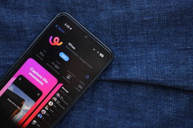 KYIV, UKRAINE - 20 Haziran 2024 Whee, arkadaşlar ve aboneler arasında fotoğraf paylaşımı için Asyalı akıllı telefon kullanıcıları için instagram benzeri bir uygulamadır