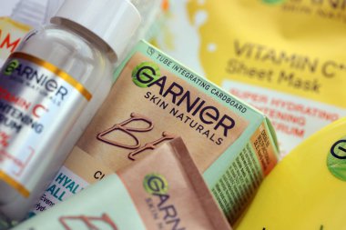 KYIV, UKRAINE - 20 Nisan 2024 Garnier yapımı, şirket logosu yakın plan. Garnier, Fransız kozmetik şirketi LOreal 'in bir kitle pazarı kozmetik markası.