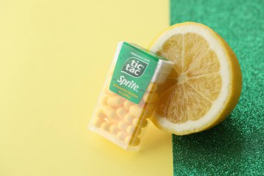 KYIV, UKRAINE - 20 Nisan, 2024 Tic Tac sert naneli Sprite serisi limon ve limon aromalı. Tic Tac Hard naneler 1968 'den beri Ferrero tarafından üretiliyor.