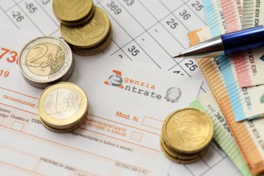 KYIV, UKRAINE - 20 Nisan 2024 Agenzia Boş vergi formundan logo girin ve ofis masası ve kalem üzerinde birçok euro banknotları