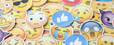 KYIV, UKRAINE - 20 Nisan 2024 Emoji sarı yüzlü çıkartmalar. Emoji, elektronik mesajlarda ve web sayfalarında kullanılan ve metne gömülü bir resim veya gülen yüzdür.