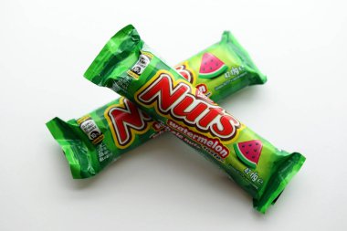 KYIV, UKRAINE - 20 Nisan, 2024 Nuts karpuz tadı Nestle şirketi tarafından üretilen çikolata. Fındıklı küçük çikolata ve renkli ambalajlı fındık.