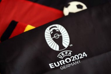 KYIV, UKRAINE - 20 Nisan 2024 UEFA Resmi UEFA Euro 2024 Almanya hayran kitlesindeki hatıra üretimi logoyu kapatın