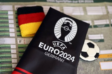KYIV, UKRAINE - 20 Nisan 2024 UEFA Resmi UEFA Euro 2024 Almanya hayran kitlesindeki hatıra üretimi logoyu kapatın