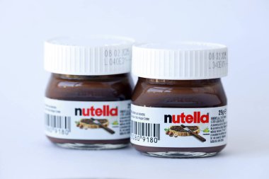KYIV, UKRAINE - 20 Nisan 2024 Mini Nutella 25g kavanozu