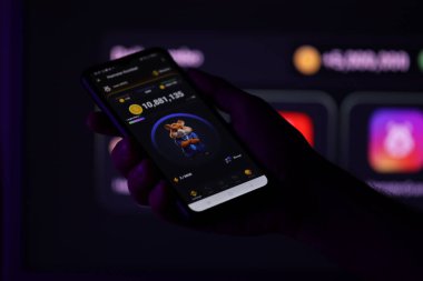 KYIV, UKRAINE - 20 Nisan 2024 Hamster Kombat telgraf robotu akıllı telefon ekranında. Hamster Kombat, HMSTR jetonları kazanmak için sanal bir şifreleme takası yöneten bir viral Telegram tabanlı şifreleme oyunudur.