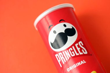 KYIV, UKRAINE - 20 Nisan 2024 Pringles orijinal patates cipsi kırmızı arka planda. Pringles, Kellog Şirketi 'ne ait bir patates cipsi markası.