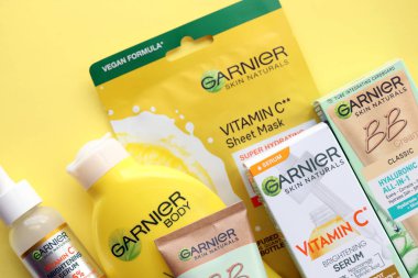 KYIV, UKRAINE - 20 Nisan 2024 Garnier yapımı, şirket logosu yakın plan. Garnier, Fransız kozmetik şirketi LOreal 'in bir kitle pazarı kozmetik markası.