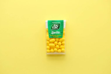 KYIV, UKRAINE - 20 Nisan, 2024 Tic Tac sert naneli Sprite serisi limon ve limon aromalı. Tic Tac Hard naneler 1968 'den beri Ferrero tarafından üretiliyor.
