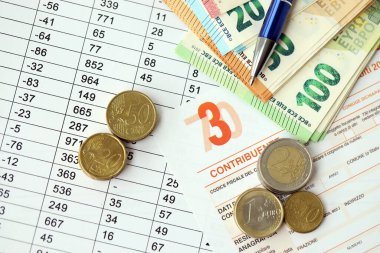 KYIV, UKRAINE - Modello 730 vergi formuyla birlikte 20 Nisan 2024 gelir bildirimi, vergi ödeme kavramı olarak İtalyancaya çevrilen banknotlar