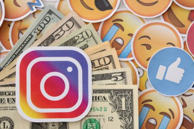 KYIV, UKRAINE - 20 Nisan, 2024 Instagram logosu ve birçok kullanım parası. Birçok emoji reaksiyonuna ilişkin ünlü sosyal ağ platformu ve dolar banknotlarının sembolü