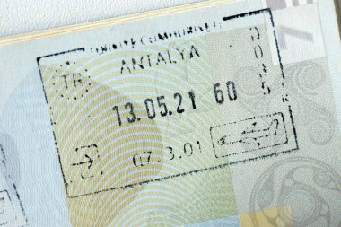KYIV, UKRAINE - 20 Nisan 2024 Vizeli yabancı pasaport, Türkiye sınır damgalı, ülkelere giriş izni, dünyayı dolaşma kavramı, gezginlerin kimlik belgesi