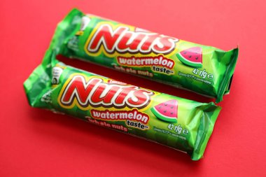 KYIV, UKRAINE - 20 Nisan, 2024 Nuts karpuz tadı Nestle şirketi tarafından üretilen çikolata. Fındıklı küçük çikolata ve renkli ambalajlı fındık.