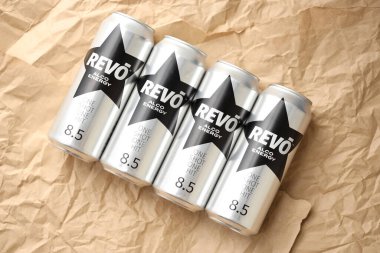 KYIV, UKRAINE - 20 Nisan 2024 Revo alco enerji içeceği yeni tasarımda siyah yıldızlı logo yakın plan