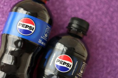 KYIV, UKRAINE - 20 Nisan 2024 Pepsi küçük 330 ml plastik şişe içeceği ve kapalı alan. Pepsi, PepsiCo tarafından üretilen karbonatlı meşrubattır.