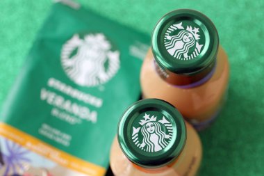 KYIV, UKRAINE - 20 Nisan 2024 Starbucks Frappuccino Kahve İçeceği. Seattle merkezli Starbucks, 62 ülkede 20.000 'den fazla mağazası olan dünyanın en büyük kahve evi.