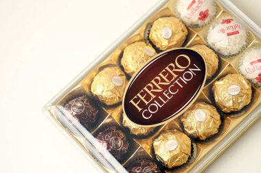KYIV, UKRAINE - 20 Nisan 2024 Ferrero çikolata ürünleri koleksiyonu. Ferrero Rocher, 1946 yılında Alba, İtalya 'da kurulan İtalyan çikolata üreticisi.