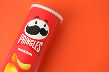 KYIV, UKRAINE - 20 Nisan 2024 Pringles orijinal patates cipsi kırmızı arka planda. Pringles, Kellog Şirketi 'ne ait bir patates cipsi markası.