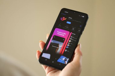 KYIV, UKRAINE - 20 Haziran 2024 Whee, arkadaşlar ve aboneler arasında fotoğraf paylaşımı için Asyalı akıllı telefon kullanıcıları için instagram benzeri bir uygulamadır