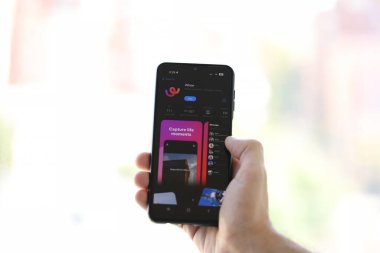 KYIV, UKRAINE - 20 Haziran 2024 Whee, arkadaşlar ve aboneler arasında fotoğraf paylaşımı için Asyalı akıllı telefon kullanıcıları için instagram benzeri bir uygulamadır