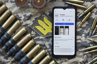 KYIV, UKRAINE - 20 Haziran 2024 Rezerv artı - Ukraynalı akıllı telefon uygulaması askerlerin askere alınması ve askerlerin askere alınması hakkında kişisel bilgilere sahip