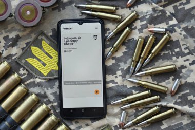 KYIV, UKRAINE - 20 Haziran 2024 Rezerv artı - Ukraynalı akıllı telefon uygulaması askerlerin askere alınması ve askerlerin askere alınması hakkında kişisel bilgilere sahip