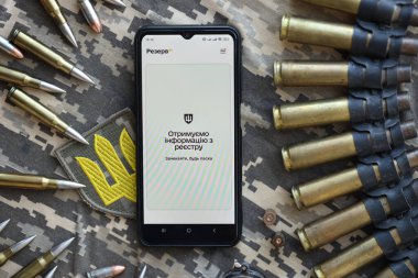 KYIV, UKRAINE - 20 Haziran 2024 Rezerv artı - Ukraynalı akıllı telefon uygulaması askerlerin askere alınması ve askerlerin askere alınması hakkında kişisel bilgilere sahip