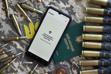 KYIV, UKRAINE - 20 Haziran 2024 Rezerv artı - Ukraynalı akıllı telefon uygulaması askerlerin askere alınması ve askerlerin askere alınması hakkında kişisel bilgilere sahip