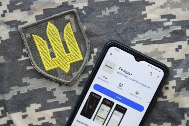 KYIV, UKRAINE - 20 Haziran 2024 Rezerv artı - Ukraynalı akıllı telefon uygulaması askerlerin askere alınması ve askerlerin askere alınması hakkında kişisel bilgilere sahip
