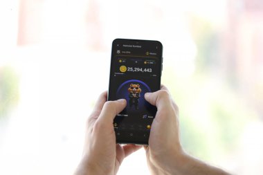 KYIV, UKRAINE - 20 Haziran 2024 Hamster Kombat 2 akıllı telefon ekranında küçük bir oyun kazandı.