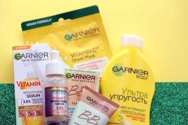 KYIV, UKRAINE - 20 Nisan 2024 Garnier yapımı, şirket logosu yakın plan. Garnier, Fransız kozmetik şirketi LOreal 'in bir kitle pazarı kozmetik markası.