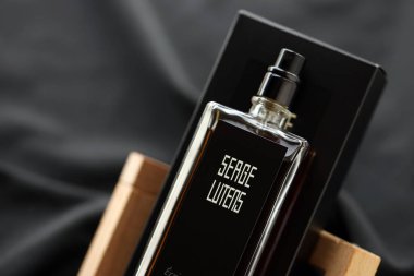 KYIV, UKRAINE - 20 Nisan 2024 Serge Lutens Ecrin de Fumee parfümü. Serge Lutens, Fransız parfüm üreticisi. Genellikle kendi adını taşıyan moda evi parfüm şirketi ile tanınır.