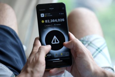 KYIV, UKRAINE - 20 Nisan 2024 Akıllı telefon ekranında Notcoin telgraf robotu. Notcoin sanal bir şifreleme işleterek hatıra kazanmak için kullanılan bir viral Telegram tabanlı şifreleme oyunudur.