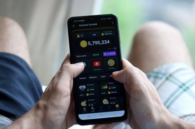 KYIV, UKRAINE - 20 Nisan 2024 Hamster Kombat telgraf robotu akıllı telefon ekranında. Hamster Kombat, sanal bir şifreleme takası ile HMSTR jetonları kazanmak için kullanılan bir viral Telegram tabanlı şifreleme oyunudur.