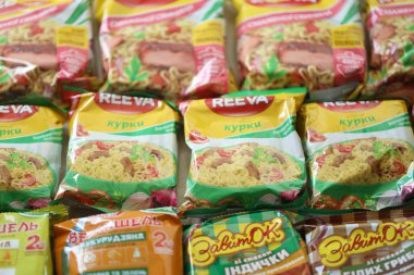 KYIV, UKRAINE - 20 Nisan 2024 Çeşitli markalar ve üreticiler tarafından hızlı pişirilmek üzere birçok hazır erişte paketi