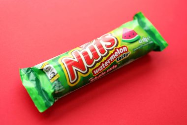 KYIV, UKRAINE - 20 Nisan, 2024 Nuts karpuz tadı Nestle şirketi tarafından üretilen çikolata. Fındıklı küçük çikolata ve renkli ambalajlı fındık.