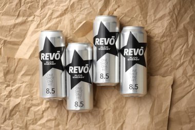 KYIV, UKRAINE - 20 Nisan 2024 Revo alco enerji içeceği yeni tasarımda siyah yıldızlı logo yakın plan