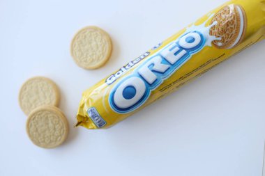 KYIV, UKRAINE - 20 Nisan 2024 Oreo Golden Çıtır Kurabiye Paketleri. Oreo markası, Mondelez International adlı Amerikan şirketine ait.