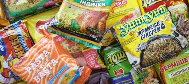 KYIV, UKRAINE - 20 Nisan 2024 Çeşitli markalar ve üreticiler tarafından hızlı pişirilmek üzere birçok hazır erişte paketi