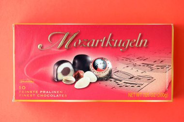 KYIV, UKRAINE - 20 Nisan 2024 Henry Lambertz Kutusu Kırmızı Mozart Kugeln şekerlemeleri yakın plan