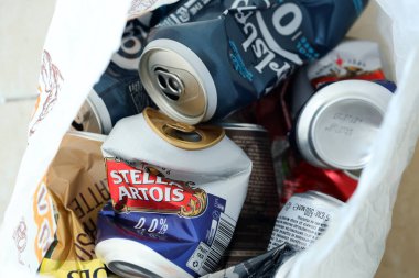 KYIV, UKRAINE - 20 Nisan 2024 Çeşitli kaza yapan bira kutularının arka planı. Geri dönüşüm alüminyum metal ezilmiş teneke kutu, yakın çekim